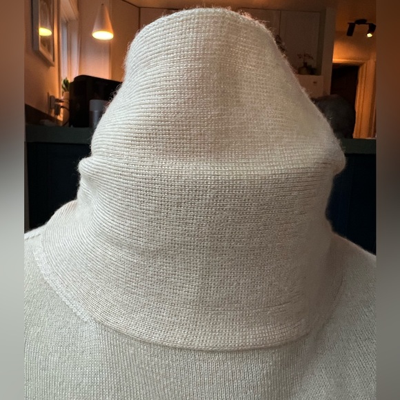 Champagne coloured Jonston of Elgins fine cashmere turtleneck, small. - Picture 5 of 10